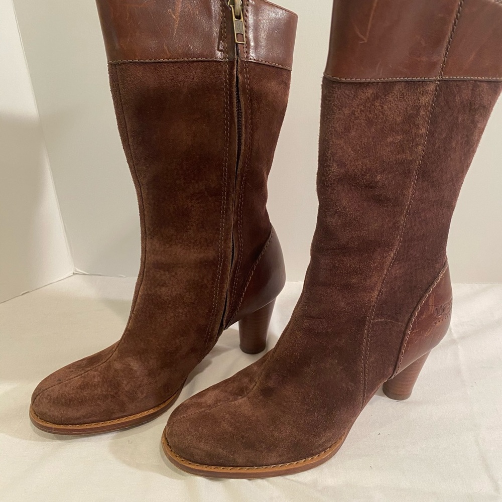 UGG SUEDE BOOTS.